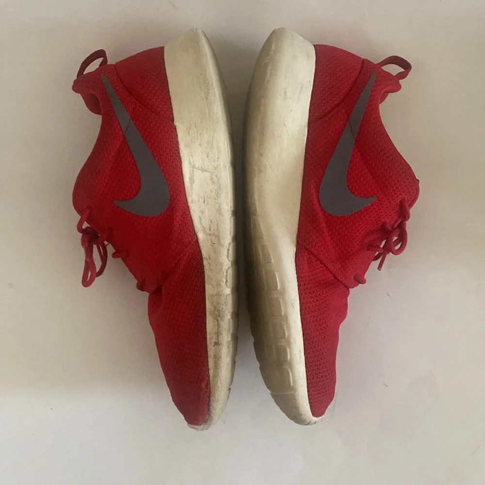 NIKE Men’s Roche Red w/ Gray Swoosh 10.5 GUC $100